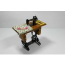 Miniatur Puppenhaus Diorama Elfenzubehör Nähmaschine Nähtisch mit Stoff Zubehör